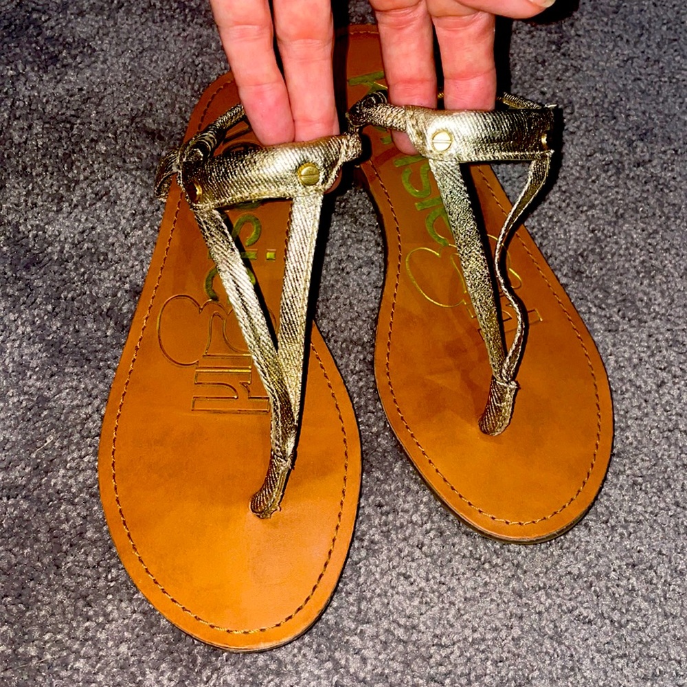 8 Kenzie girl Gold thong flat sandals slip on